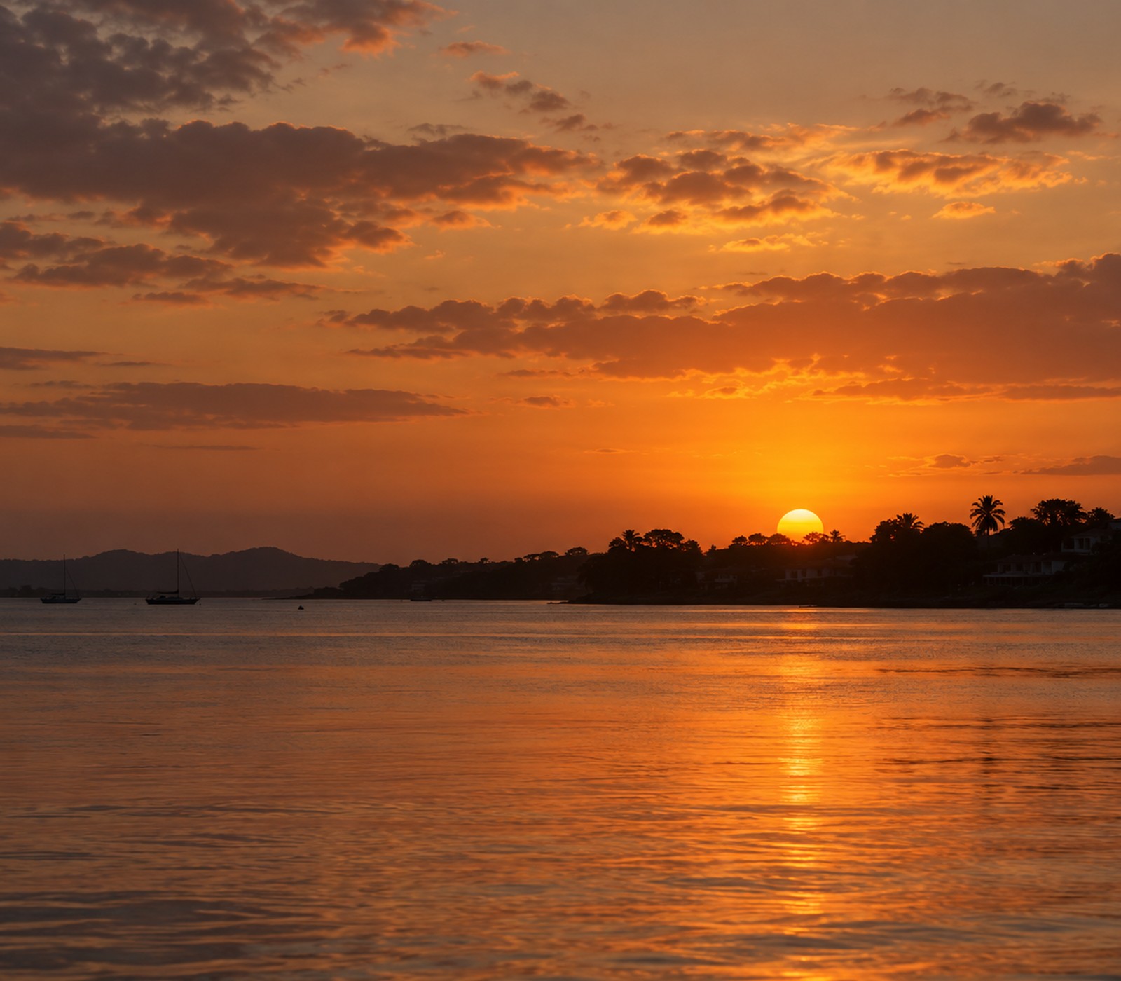 Atardecer dorado sobre una bahía calma
